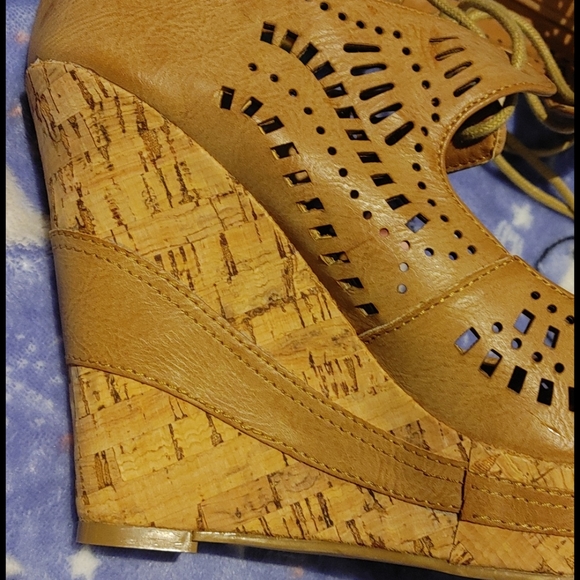 *LAST CHANCE* Tan Platform Wedge Peep Toe Sandals - Picture 4 of 7